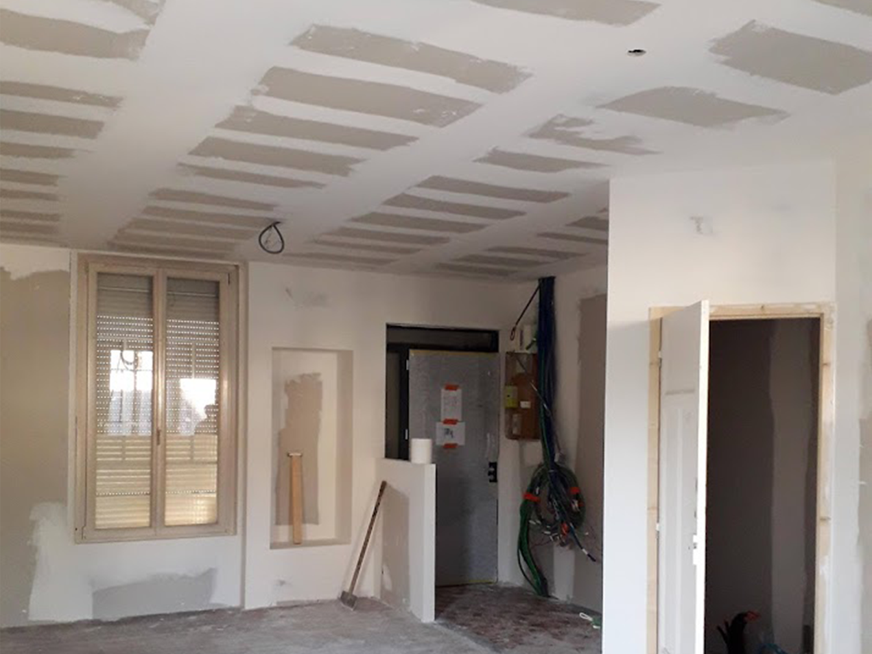 Peinture intérieure – mur à motif géométrique bleu et blanc – décoration murale – Ramboz Le Peintre – Cholet