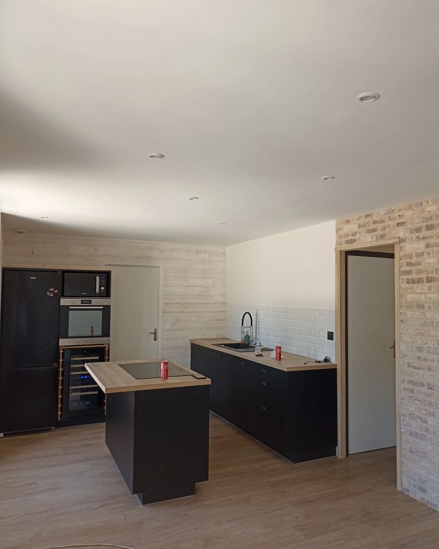 Peintre Cholet – cuisine rénovée murs blancs – Ramboz Le Peintre