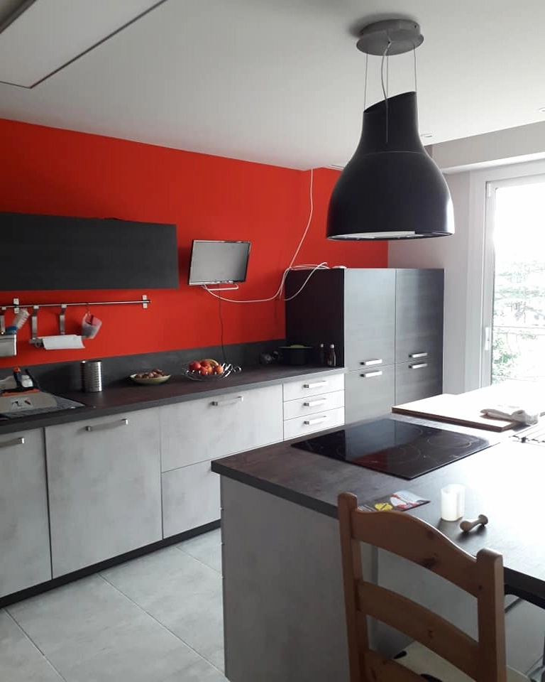 Peintre Cholet – rénovation cuisine mur rouge – Ramboz Le Peintre