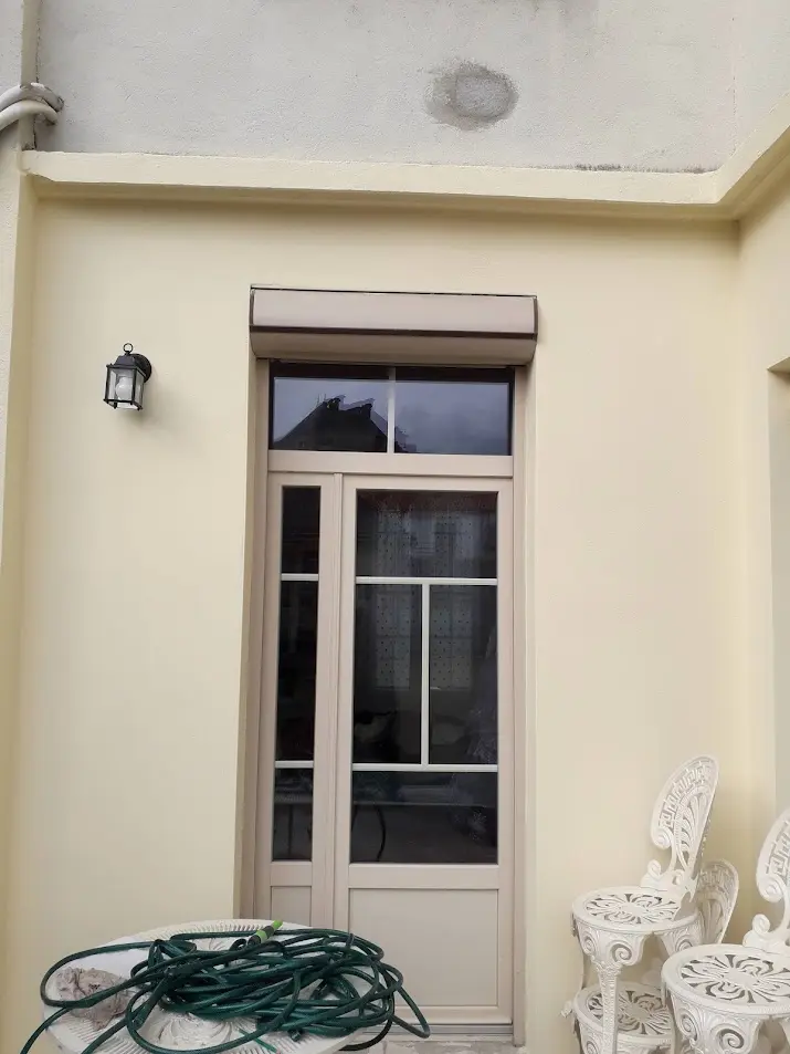 Peintre Cholet – rénovation façade et porte-fenêtre ton beige – Ramboz Le Peintre