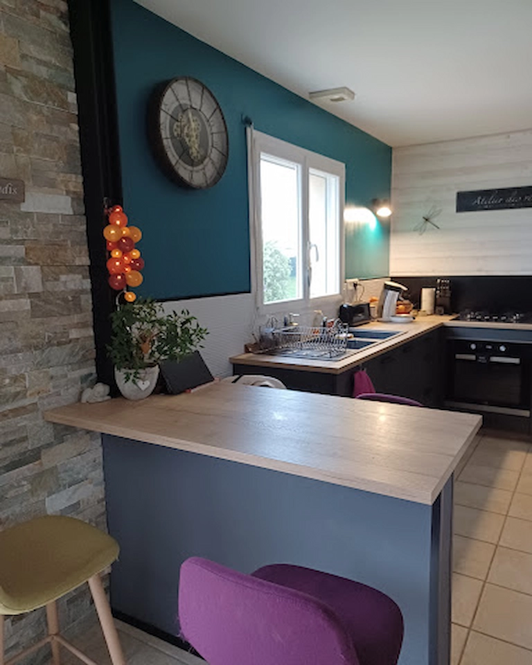 Peintre Cholet – revêtement mural décoratif bleu cuisine avec soubassement gris – Ramboz Le Peintre