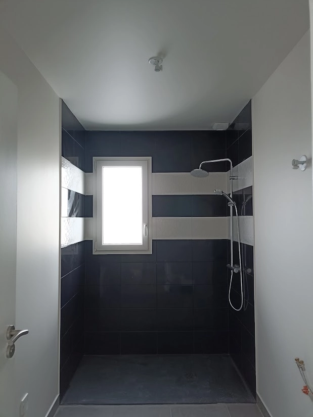 Peintre Cholet – revêtement mural salle de bain douche italienne – Ramboz Le Peintre