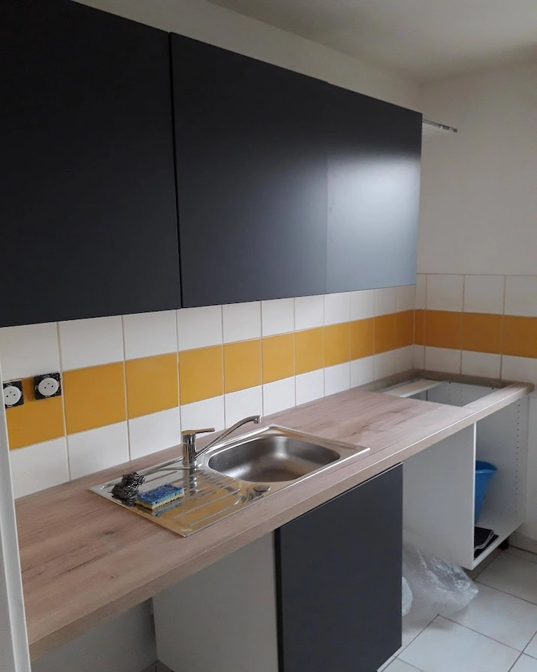 Peintre Cholet – revêtement placards de cuisine façades mates – Ramboz Le Peintre