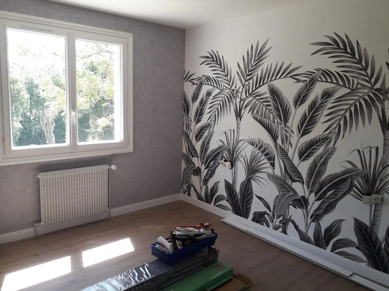 Peintre Cholet – pose de papier peint panoramique motifs végétaux noir et blanc – Ramboz Le Peintre