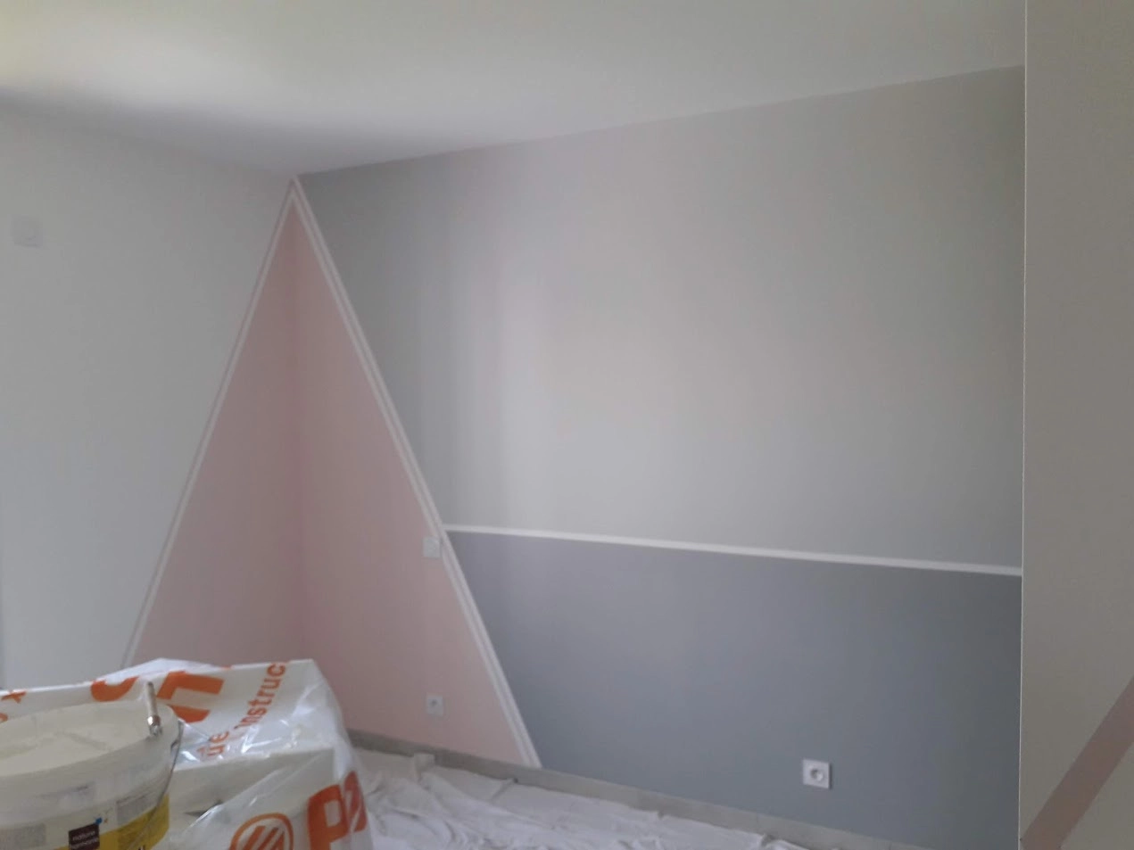 Peinture décorative – mur à motifs géométriques gris et rose chambre – Ramboz Le Peintre – Cholet