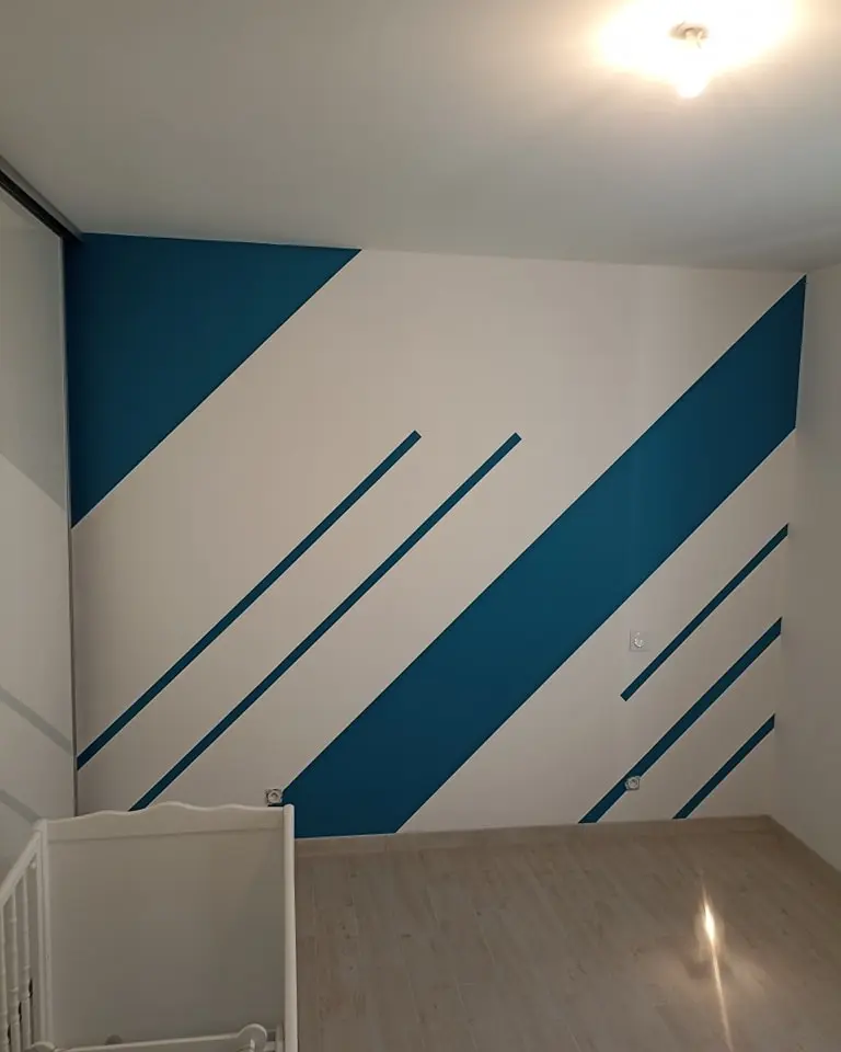 Peinture intérieure – mur à motif géométrique bleu et blanc – Ramboz Le Peintre – Cholet