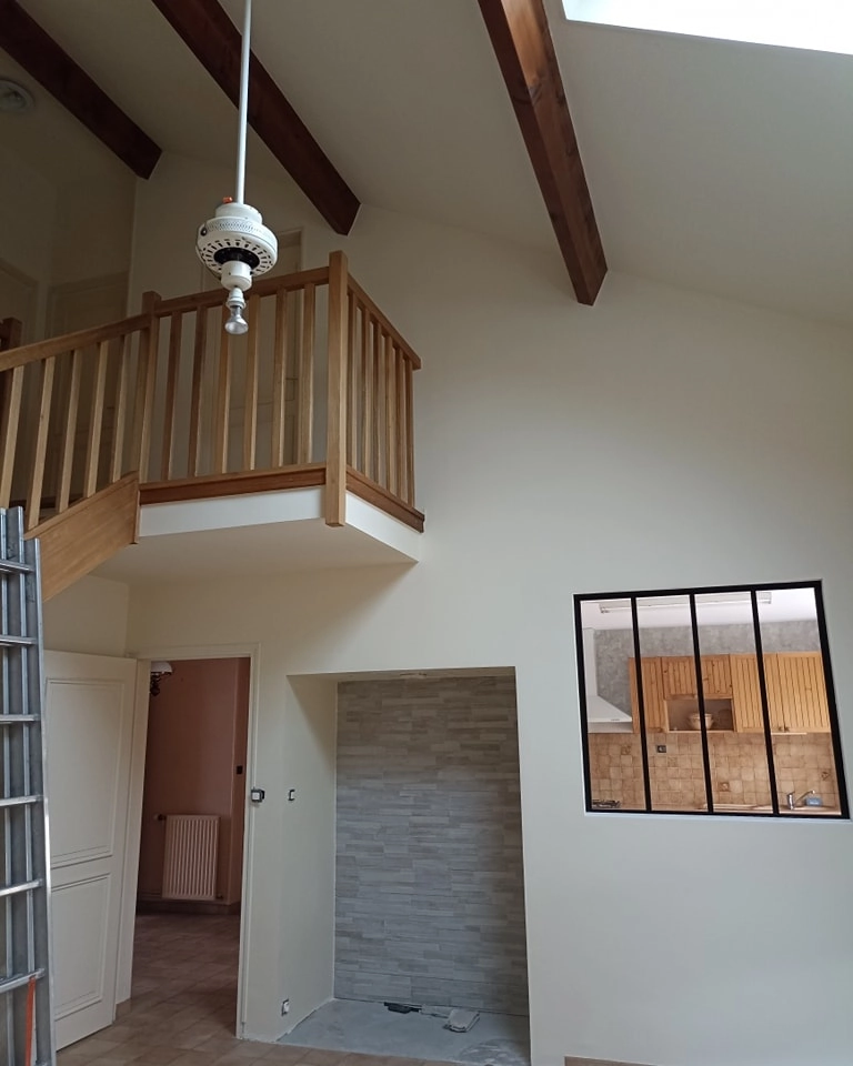 Peinture intérieure – murs et plafond salon mezzanine avec poutres – Ramboz Le Peintre – Cholet