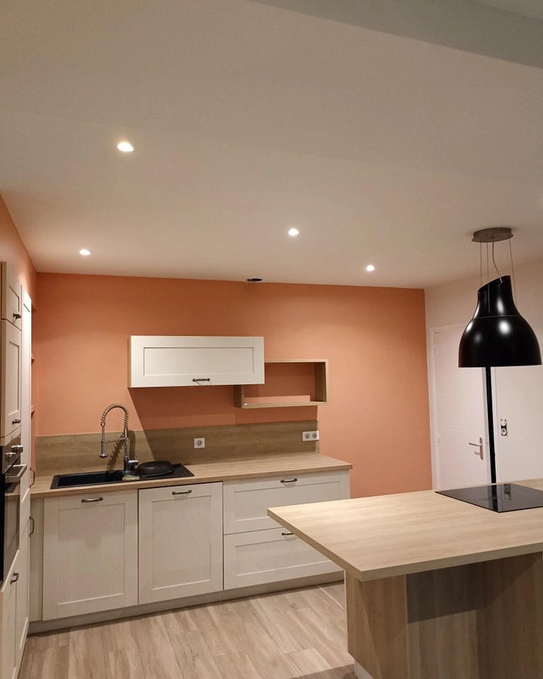 Peinture murale cuisine – mur terracotta finition mate – Ramboz Le Peintre – Cholet