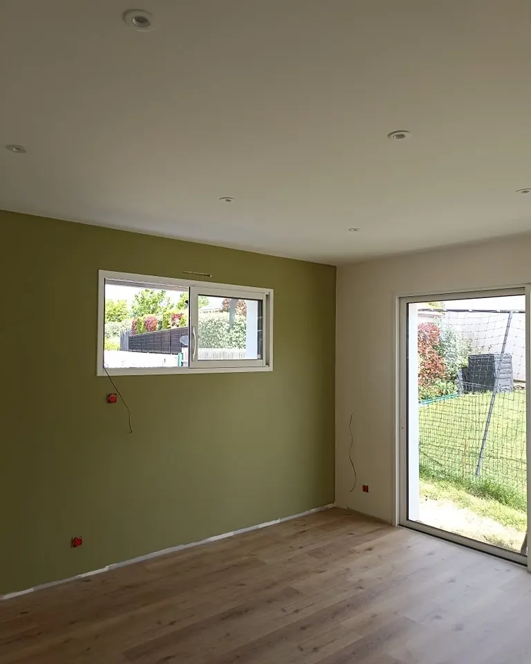 Peinture murale – mur vert olive séjour – Ramboz Le Peintre – Cholet