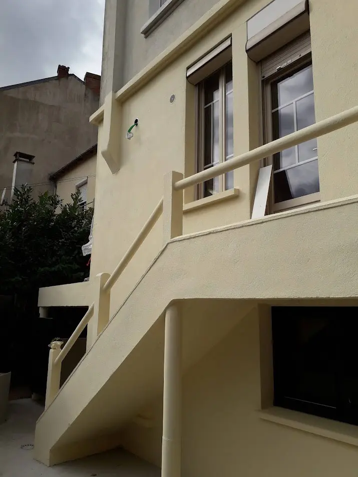 Peinture extérieure – façade et escalier extérieur repeints ton clair – Ramboz Le Peintre – Cholet