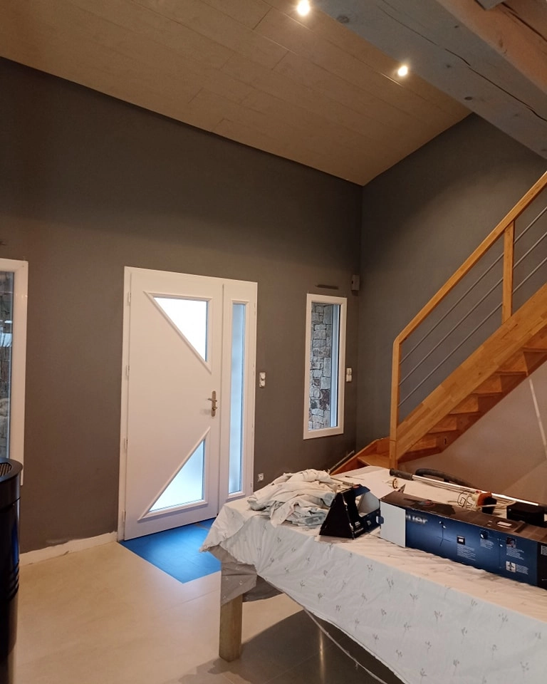Peintre Cholet – peinture entrée murs gris avec escalier bois – Ramboz Le Peintre