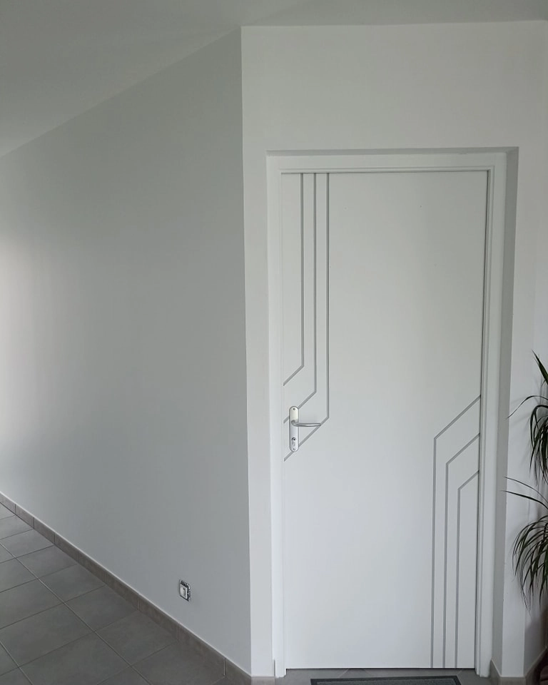 Peintre Cholet – revêtement porte blanche à motif – Ramboz Le Peintre