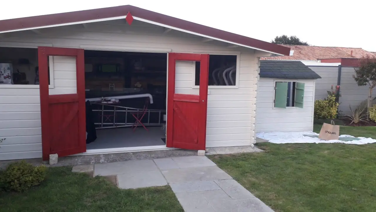 Peinture extérieure – abri de jardin bois portes rouges bardage clair – Ramboz Le Peintre – Cholet