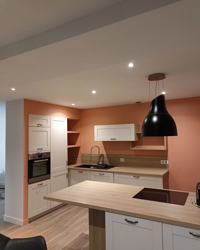 Peinture intérieure – cuisine moderne murs orange et plafond blanc – Ramboz Le Peintre – Cholet